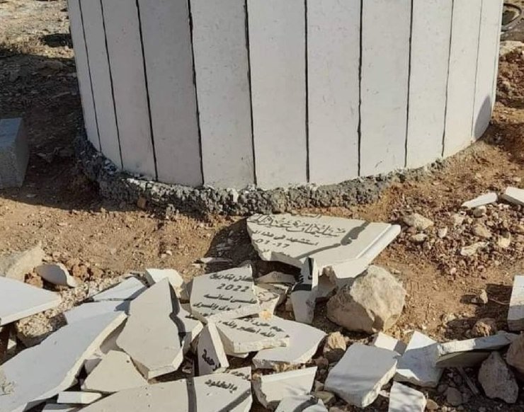 مستوطنون يحطمون صرح الشهيد سليمان الهذالين بمسافر يطا